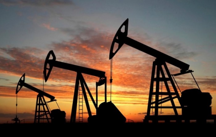 Cijene nafte ispod 43 dolara, trgovce brine veća ponuda i upitna potražnja