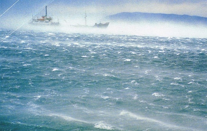 Na Jadranu jaka i olujna bura, podno Velebita s orkanskim udarima