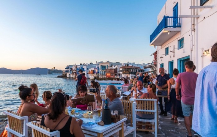 Grčka će ukinuti jednotjednu izolaciju za cijepljene ili negativne turiste iz EU-a
