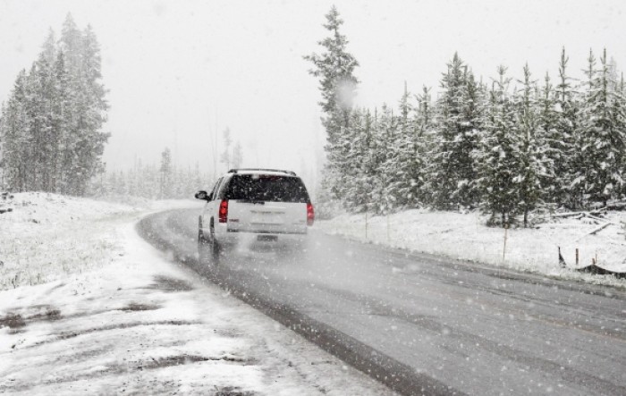Nevrijeme i snijeg izazivaju probleme na cestama, zbog vjetra u prekidu neke trajektne linije