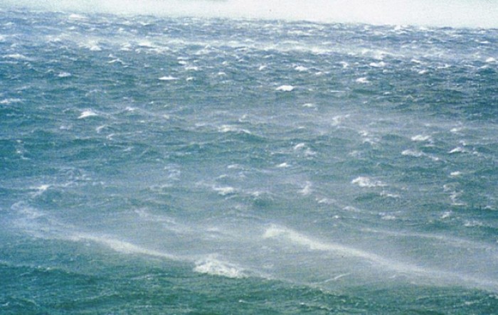 Zbog orkanske bure proglašen crveni meteoalarm za Velebitski kanal