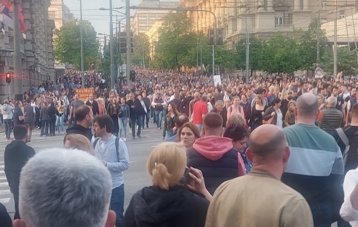 Širi se nezadovoljstvo u Srbiji, desetine tisuća ljudi traže Vučićev odlazak
