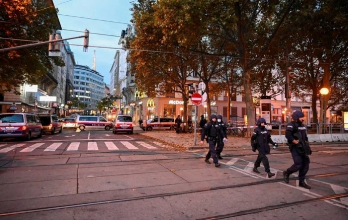 Četiri osobe poginule, petnaest ranjenih u Beču