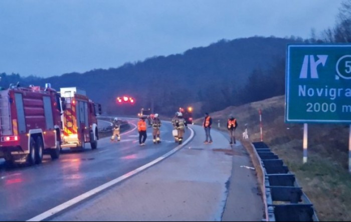 Troje poginulih, 12 ozlijeđenih u teškoj prometnoj nesreći na autocesti A1