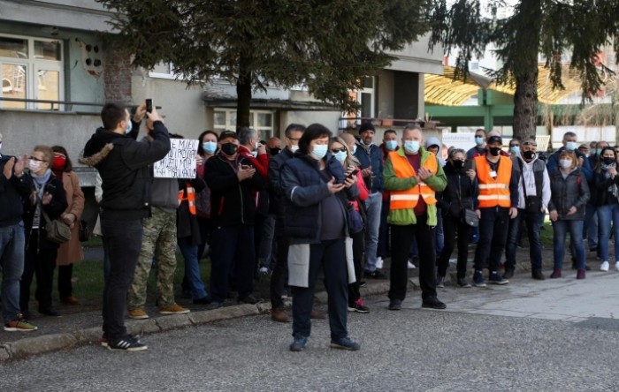 Prosvjednici u Petrinji nezadovoljni sporom obnovom prozivali Dumbovića