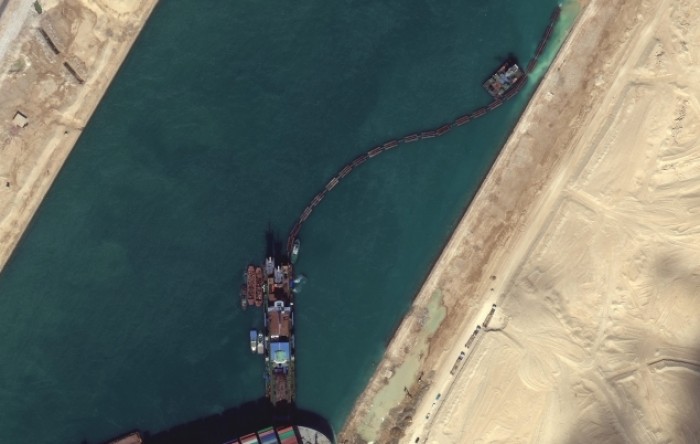 Tehnički problemi ili ljudska pogreška mogući uzroci nasukavanja broda u Suezu