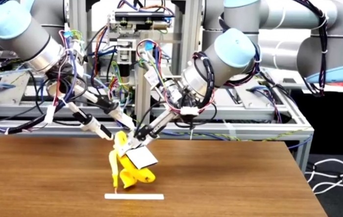 Japanski robot može dosta uspješno oguliti bananu