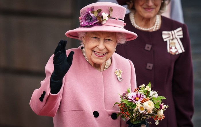 Britanska kraljica Elizabeta II. pozitivna na covid, ima blage simptome