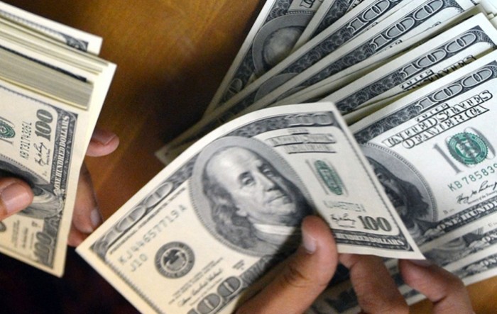 Dolar stabilan u opreznoj trgovini zbog rasta broja novozaraženih