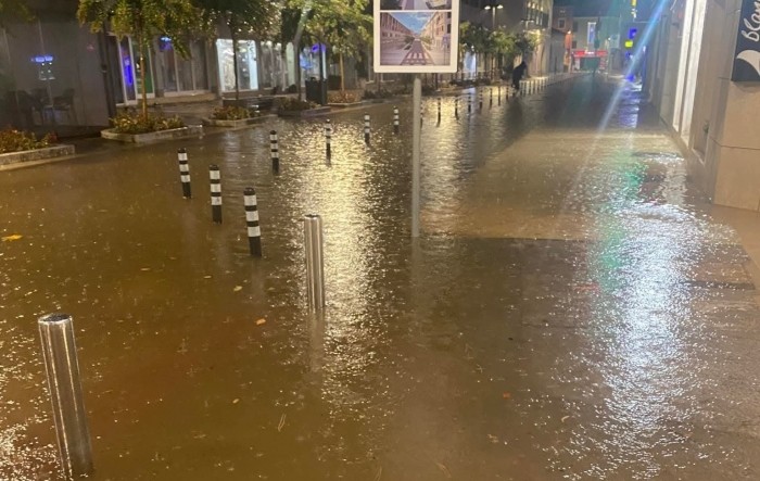 Potop u Umagu, brojni automobili zapeli u bujicama na ulicama