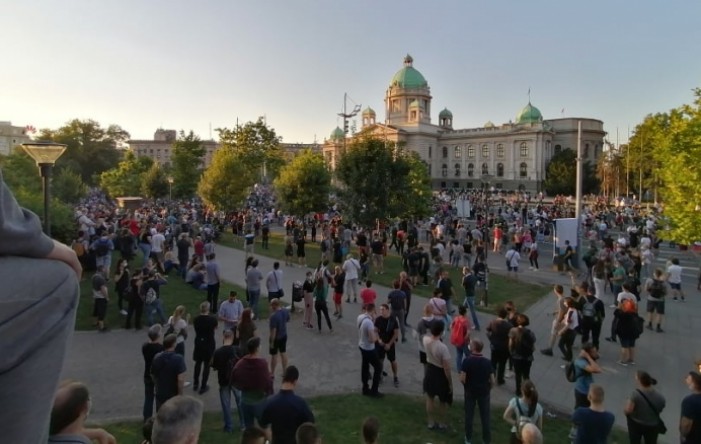 Protesti širom Srbije, kamenovane prostorije SNS-a u Novom Sadu