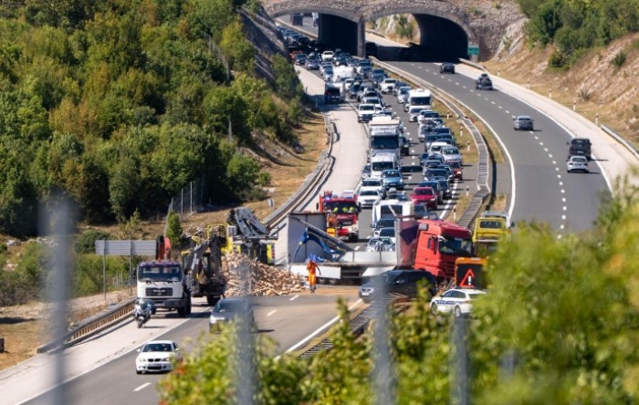 Na A1 se prevrnuo kamion preko obje trake, prekinut promet. Kolona 28 km prema Zagrebu