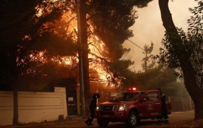 Masovne evakuacije oko Atene, vatrogasci i volonteri spašavaju turska ljetovališta