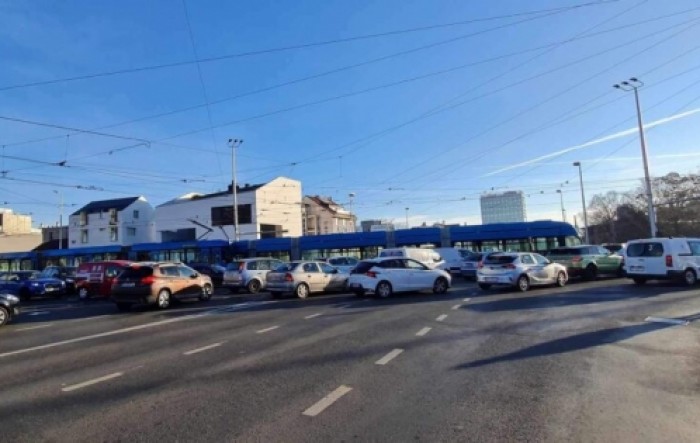 Tramvaj izletio iz tračnica na križanju Vukovarske i Držićeve, stvara se ogromna gužva