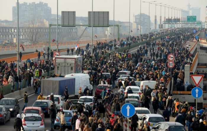 Tisuće građana Srbije na ulicama, tučnjava u Novom Sadu