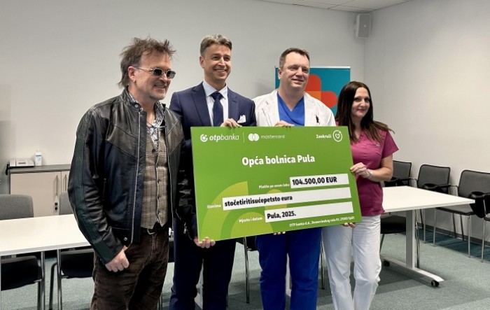 Pulskoj bolnici uručen ček od 104.500 eura prikupljenih u donacijskom programu OTP Zaokruži!