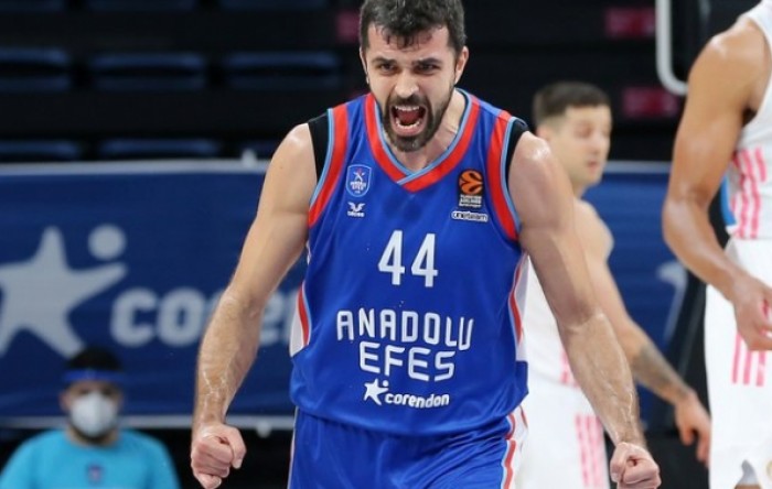 Euroliga: Simon tricom odveo Anadolu Efes na završni turnir