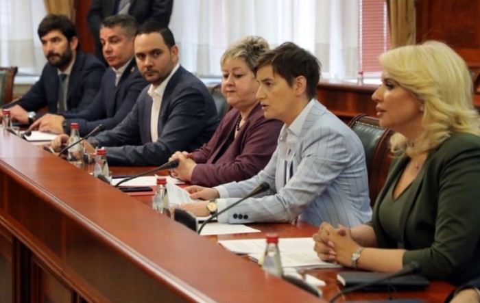 Brnabić: Studenti i građani koji blokiraju RTS su kukavice koje u čoporu maltretiraju žene