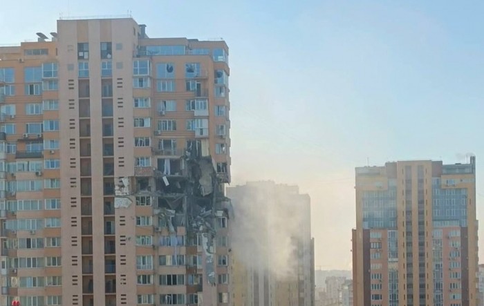 Neboder u Kijevu pogođen raketom