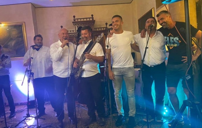 Korona party u poznatom zadarskom restoranu: Ćorić i Ivanišević pjevali s bendom na pozornici