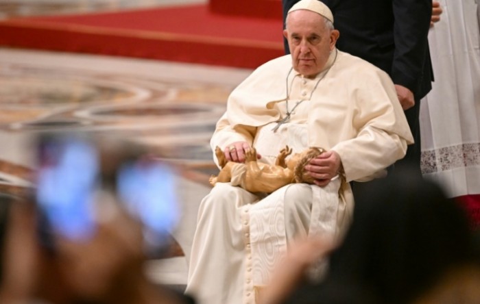 Papa i dalje kritično, ima blago zatajenje bubrega