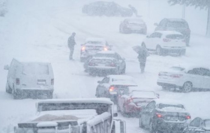Snijeg zameo istočni dio SAD-a, dodatno otežavajući prometni kaos