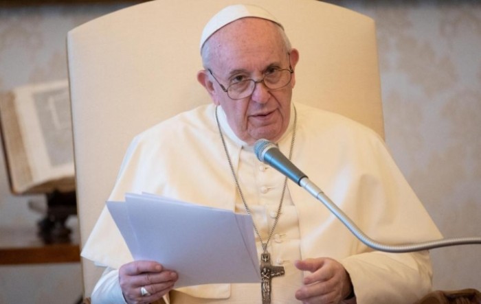 Papa Franjo na polnoćki pozvao na pomoć siromašnima