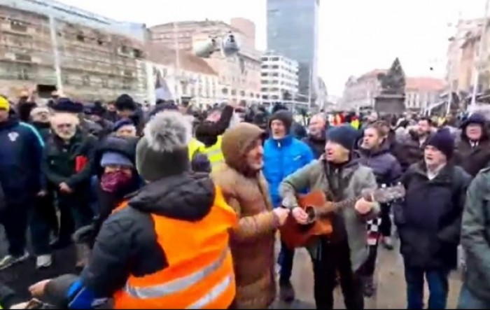 Sukob molitelja i prosvjednika na Trgu, intervenirala policija