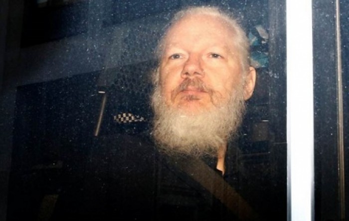 Assange traži puštanje iz zatvora zbog straha od koronavirusa