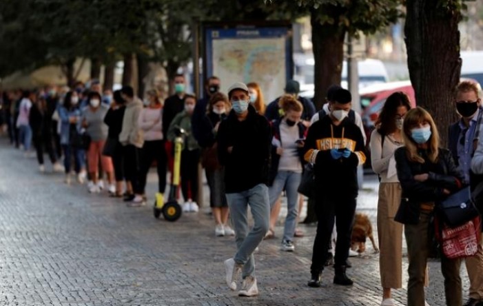 Češka postrožila pravila o nošenju maski na otvorenom