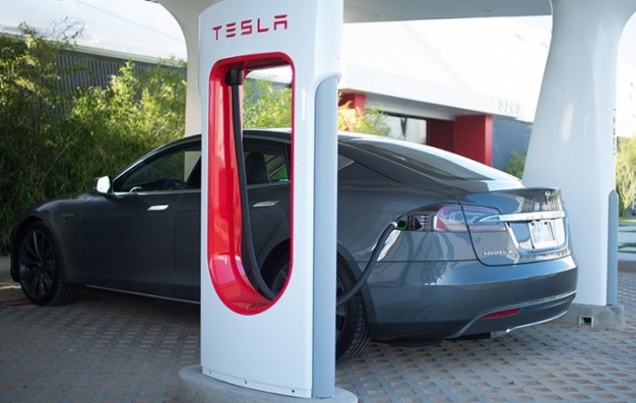 Tesla otvorio prvu solarnu punionicu za e-vozila u Kini