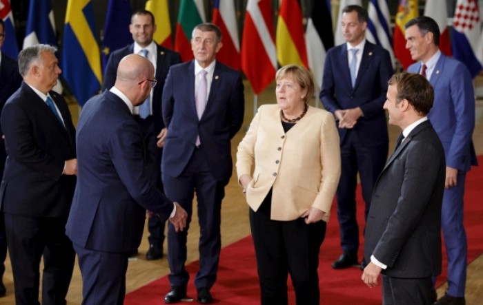 Europski čelnici ovacijama ispratili Merkel na njezinu posljednjem summitu