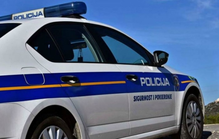 Policija prijavila 13 osoba zbog okupljanja ispred crkve na Sirobuji