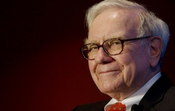 Buffettovoj kompaniji dobit pala, ali ima rekordne količine gotovine