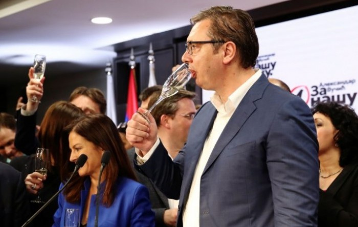 Vučić: Neće biti smanjenja plata i penzija