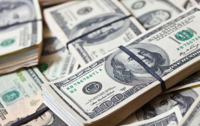 Dolar oslabio, izdašan američki paket poticaja umirio investitore