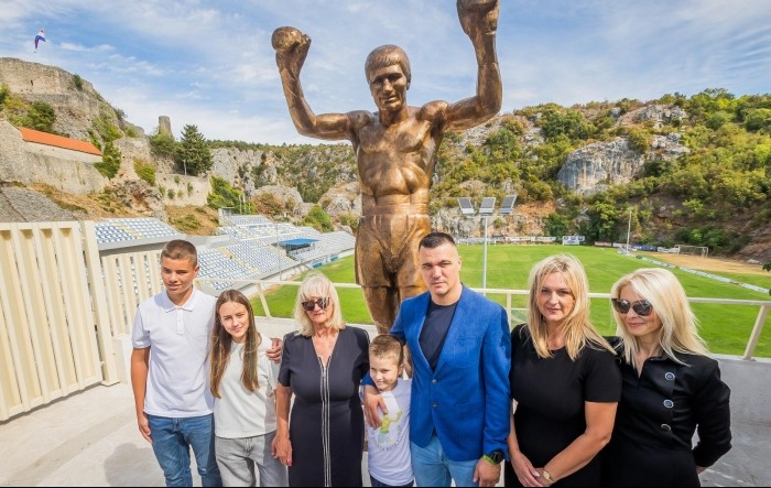 U Imotskom otkriven spomenik Mati Parlovu