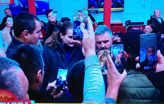 Raskrinkavanje prosvjeda: Incidenti ispred prorežimskih medija bili izrežirani?