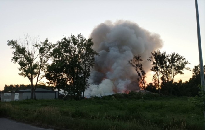 Požar na odlagalištu otpada u Sisku još nije ugašen
