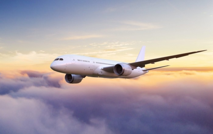 Avion s Malte za Kataniju vraćen zbog putnice koja je odbila nositi masku