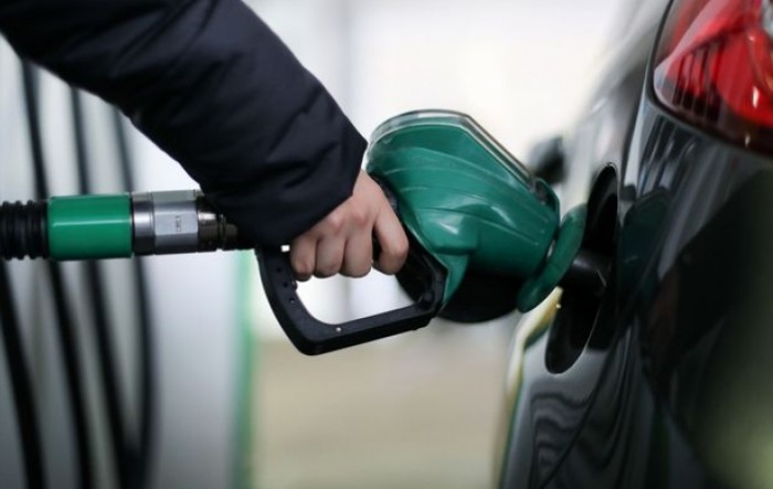 Od ponoći značajno niže cijene goriva, benzin bi mogao pasti ispod 9 kuna
