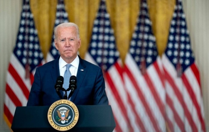 Biden: Omikron nas zabrinjava, ali nije razlog za paniku
