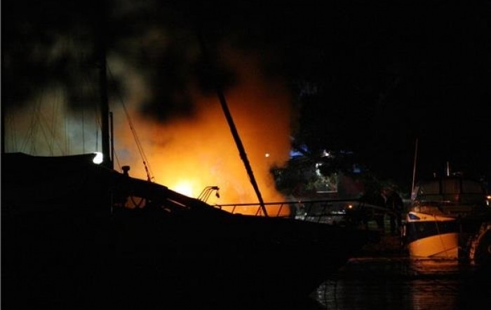 Ugašen požar na turskome teretnom brodu u Luci Ploče