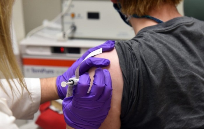 Čelnik FDA spreman ubrzati odobrenje za cjepivo protiv covida-19