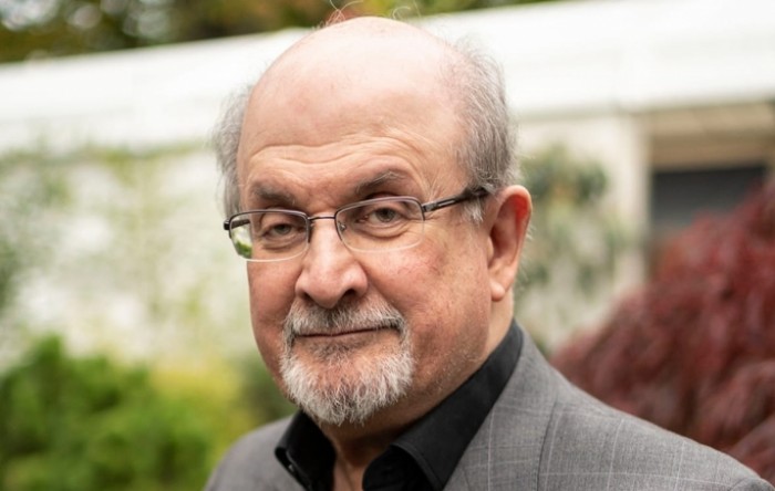 Salman Rushdie ne vidi na jedno oko i ne može koristiti ruku