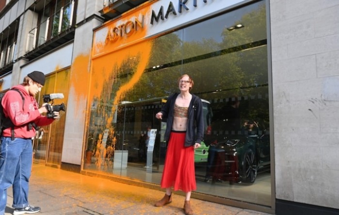Aktivisti koji su juhom zalili Van Goghovu sliku, napali trgovinu Aston Martina