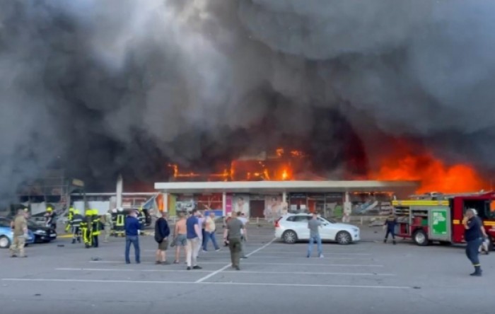 Najmanje deset poginulih u ruskom raketnom napadu na trgovački centar u Kremenčuku