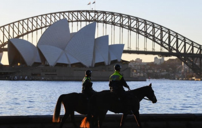 Broj zaraza u Sydneyu raste, policija suzbija prosvjede protiv mjera
