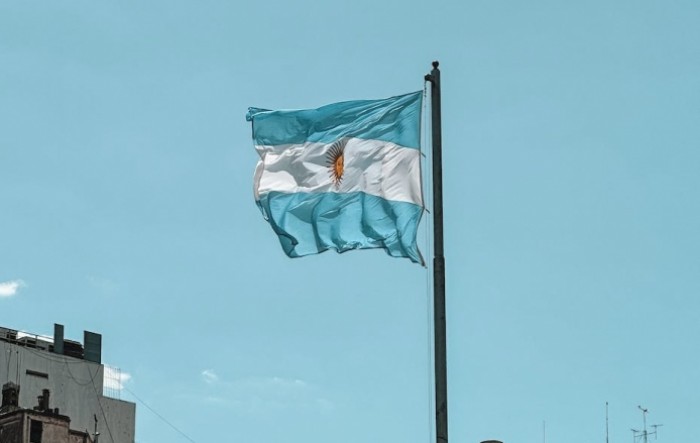 Argentina devalvira svoju valutu i reže subvencije