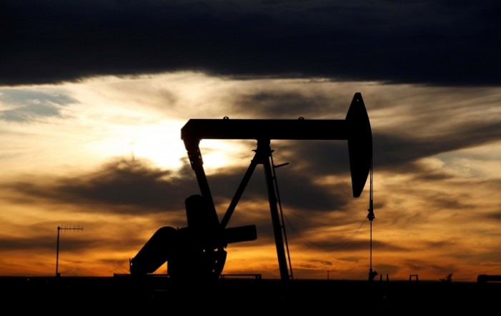 Zabrinutost zbog novog vala zaraze zadržala cijene nafte blizu 44 dolara